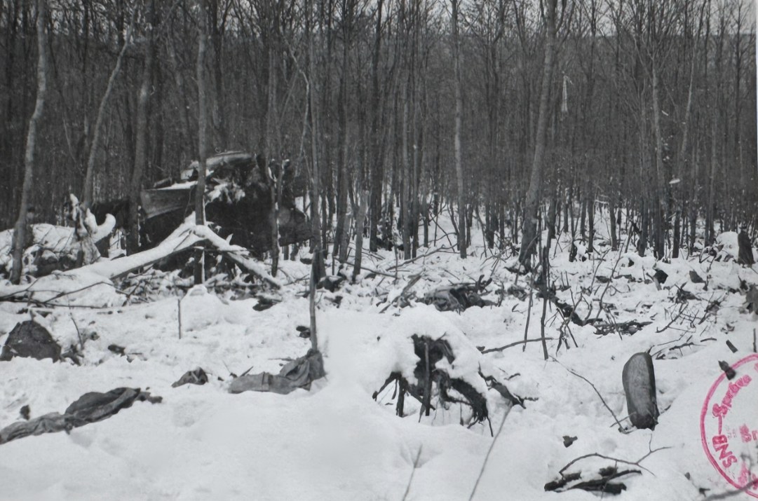 Časť vonkajšieho plášťa lietadla. Zdroj fotografie: Archiv bezpečnostních složek ČR.